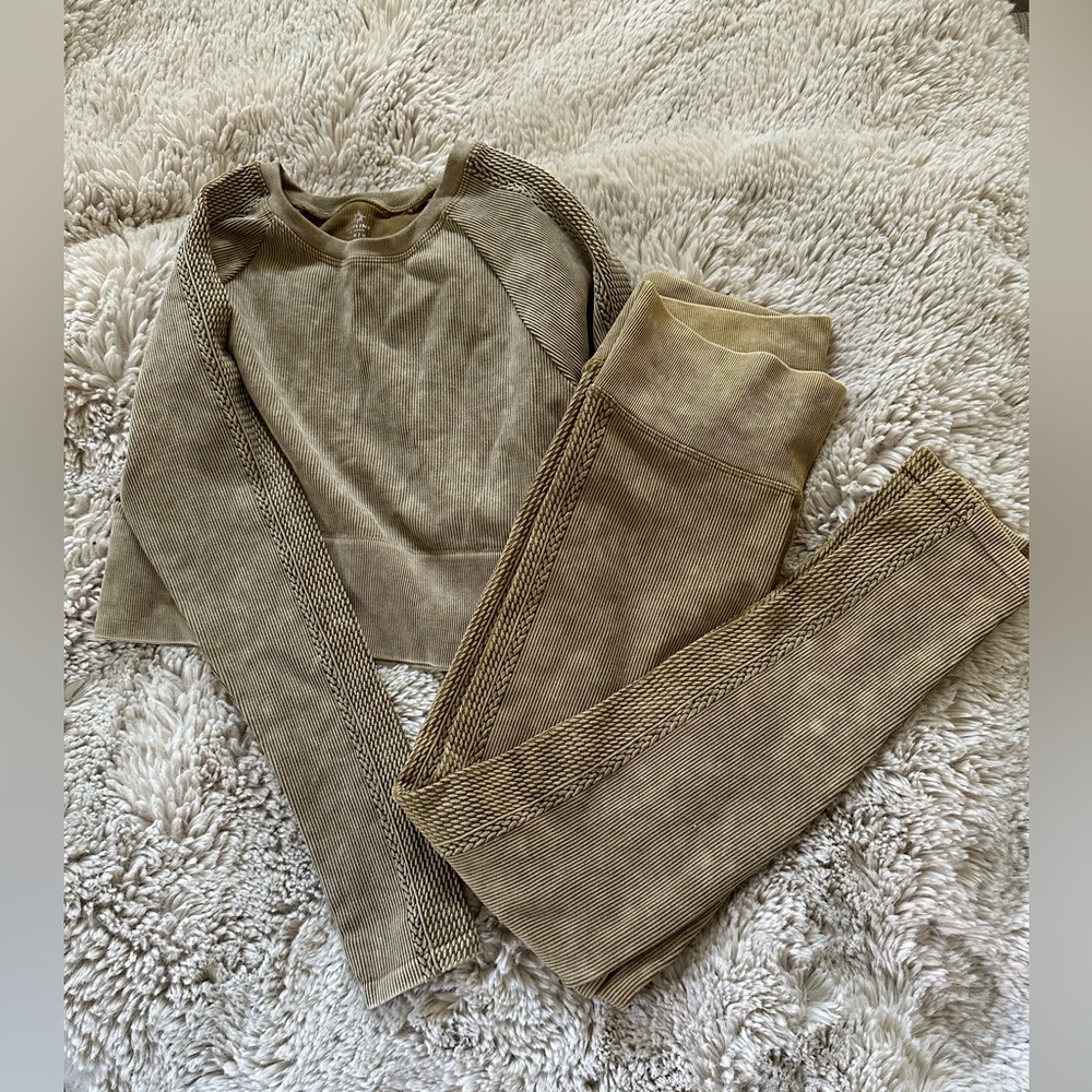 Aerie offline workout clothing top and pants.  Medium